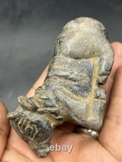 Ancienne statue de taureau en pierre sculpture en pierre près du taureau