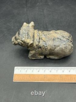 Ancienne statue de taureau en pierre sculpture en pierre près du taureau