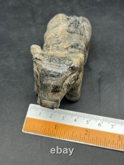 Ancienne statue de taureau en pierre sculpture en pierre près du taureau