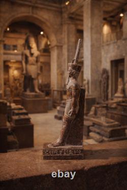 Ancienne statue du dieu égyptien Osiris, seigneur des morts, sculpture art ph