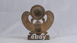 Ancienne statue égyptienne ancienne scarabée ailé portant une sculpture sur d