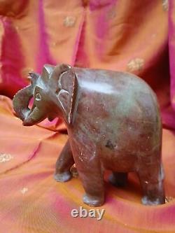 Ancienne statue éléphant en marbre rouge vert sculpture Inde Asie fait main T