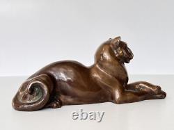 Ancienne statue en bronze couchée reposant lionne panthère unique