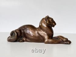 Ancienne statue en bronze couchée reposant lionne panthère unique