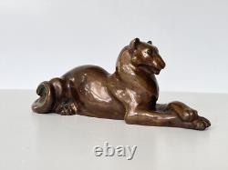 Ancienne statue en bronze couchée reposant lionne panthère unique