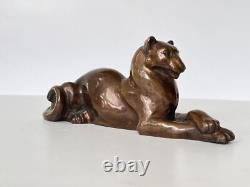 Ancienne statue en bronze couchée reposant lionne panthère unique