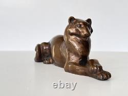 Ancienne statue en bronze couchée reposant lionne panthère unique