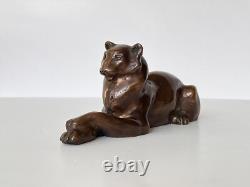 Ancienne statue en bronze couchée reposant lionne panthère unique