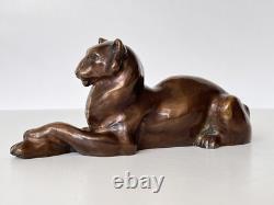 Ancienne statue en bronze couchée reposant lionne panthère unique