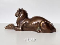 Ancienne statue en bronze couchée reposant lionne panthère unique