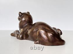 Ancienne statue en bronze couchée reposant lionne panthère unique