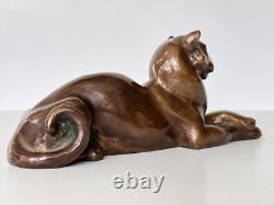 Ancienne statue en bronze couchée reposant lionne panthère unique