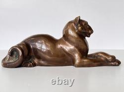 Ancienne statue en bronze couchée reposant lionne panthère unique
