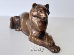 Ancienne statue en bronze couchée reposant lionne panthère unique