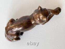 Ancienne statue en bronze couchée reposant lionne panthère unique