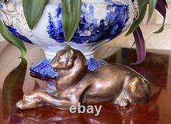 Ancienne statue en bronze couchée reposant lionne panthère unique