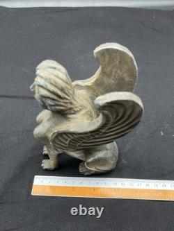 Ancienne statue en pierre mythique civilisation sphinx lion ailé sculpture Mo