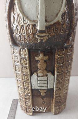 Ancienne statue, homme couronné / prêtre, en poterie, à identifier