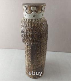Ancienne statue, homme couronné / prêtre, en poterie, à identifier