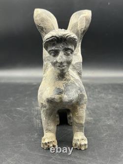 Ancienne statue mythique statue de lion ailé à tête de femme, sculpture de sp