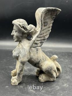 Ancienne statue mythique statue de lion ailé à tête de femme, sculpture de sp