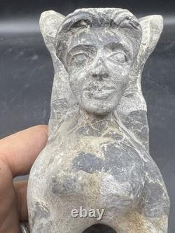 Ancienne statue mythique statue de lion ailé à tête de femme, sculpture de sp