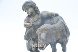 Ancienne statue sculpture L'enfant et la brebis en régule non signée 19° vintage