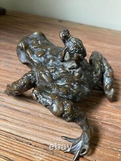 BRONZE ANCIEN JAPON XIX e CRAPAUD ET SON PETIT PATINE BRUNE GRENOUILLE