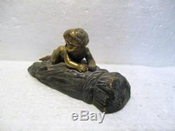 Belle statuette ancienne en bronze Enfant sur une botte de blé