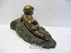 Belle statuette ancienne en bronze Enfant sur une botte de blé
