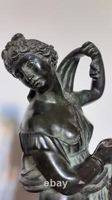 Bronze ancien Vénus sortant du bain