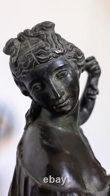 Bronze ancien Vénus sortant du bain