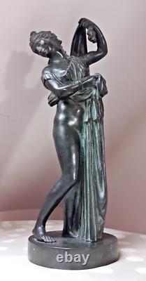 Bronze ancien Vénus sortant du bain