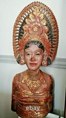 Buste indonésien de déesse en bois polychome ancien