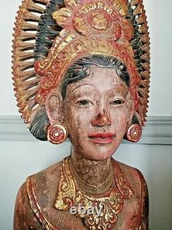 Buste indonésien de déesse en bois polychome ancien