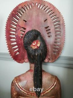 Buste indonésien de déesse en bois polychome ancien