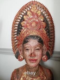 Buste indonésien de déesse en bois polychome ancien
