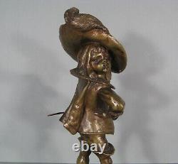 Enfant Gentilhomme Avec Épée Et Chapeau Mousquetaire Sculpture Bronze Ancien