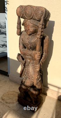 INDE, XXeme Ancienne Sculpture en bois Gardien de tigre au repos H 76cm