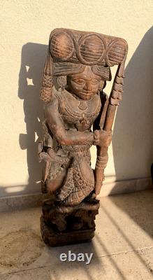 INDE, XXeme Ancienne Sculpture en bois Gardien de tigre au repos H 76cm