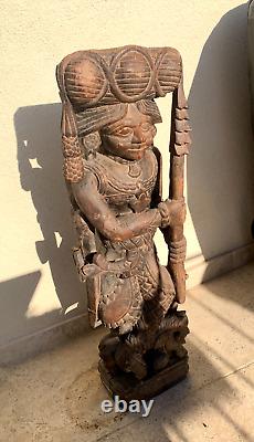 INDE, XXeme Ancienne Sculpture en bois Gardien de tigre au repos H 76cm