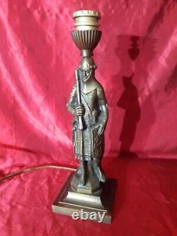 Lampe, Chevalier En Armure, Bouclier Sculpture Statue En Bronze Ancienne