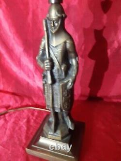 Lampe, Chevalier En Armure, Bouclier Sculpture Statue En Bronze Ancienne