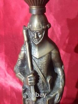 Lampe, Chevalier En Armure, Bouclier Sculpture Statue En Bronze Ancienne