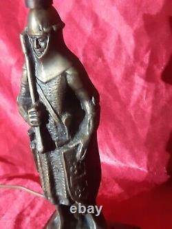 Lampe, Chevalier En Armure, Bouclier Sculpture Statue En Bronze Ancienne