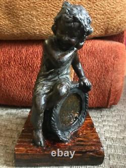 MAGNIFIQUE ANCIENNE BELLE STATUE PETITE FILLE ACCISE EN RÉGULE HAUTEUR 20 cm