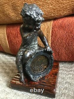 MAGNIFIQUE ANCIENNE BELLE STATUE PETITE FILLE ACCISE EN RÉGULE HAUTEUR 20 cm