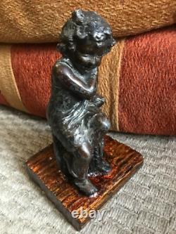 MAGNIFIQUE ANCIENNE BELLE STATUE PETITE FILLE ACCISE EN RÉGULE HAUTEUR 20 cm