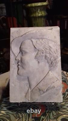 Portrait d'une élégante art déco, médaillon plâtre ancien, Dim 3323 cm