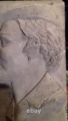 Portrait d'une élégante art déco, médaillon plâtre ancien, Dim 3323 cm